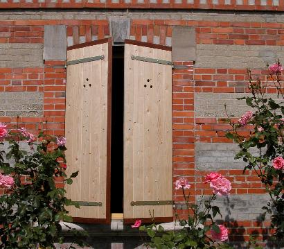 luiken met licht- en ventilatiegaatjes, rozen